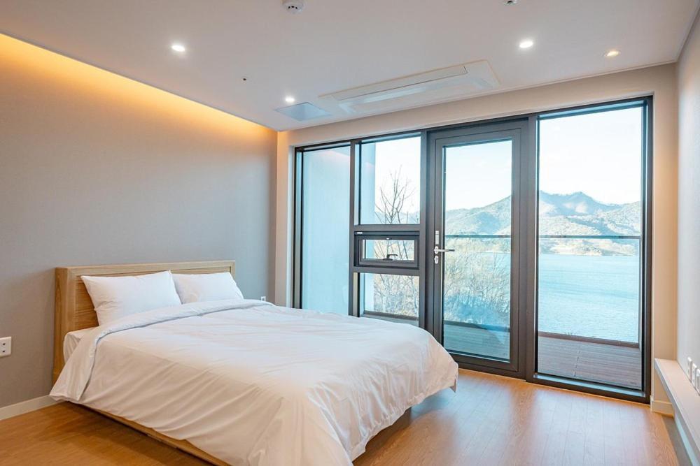 ホテル Jecheon The Shine Cheongpung 部屋 写真