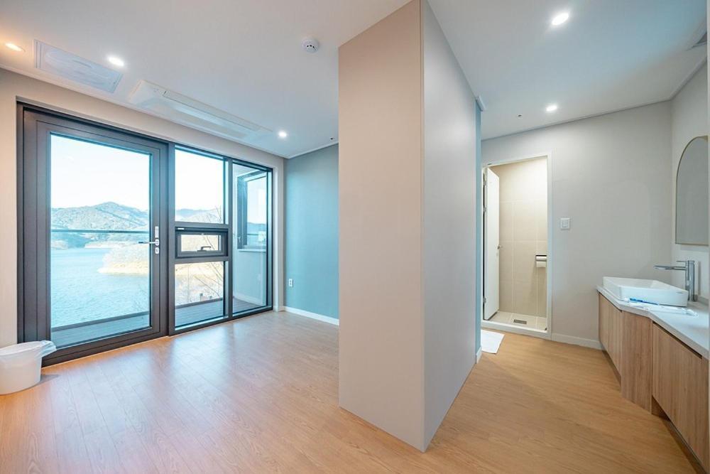 ホテル Jecheon The Shine Cheongpung 部屋 写真