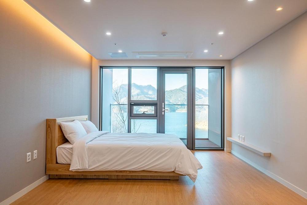 ホテル Jecheon The Shine Cheongpung 部屋 写真