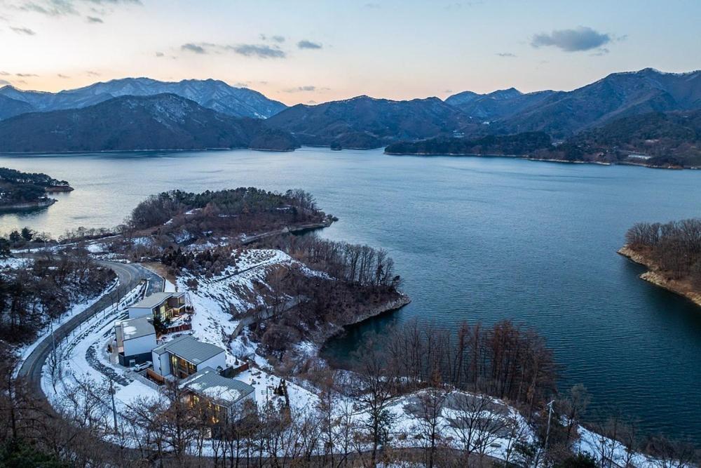 ホテル Jecheon The Shine Cheongpung エクステリア 写真